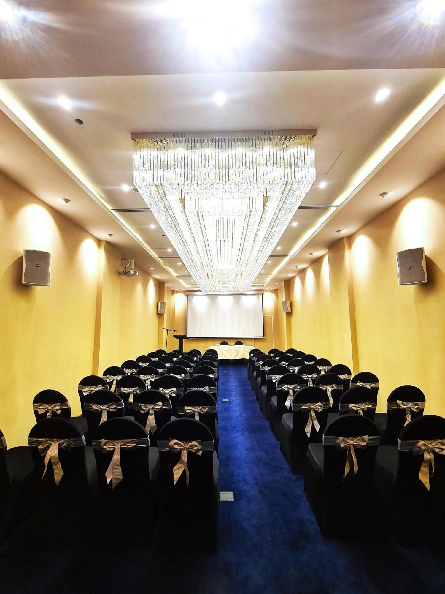 Fairway Colombo - Sri Lanka'S First Hotel With Robot Technology Exterior photo