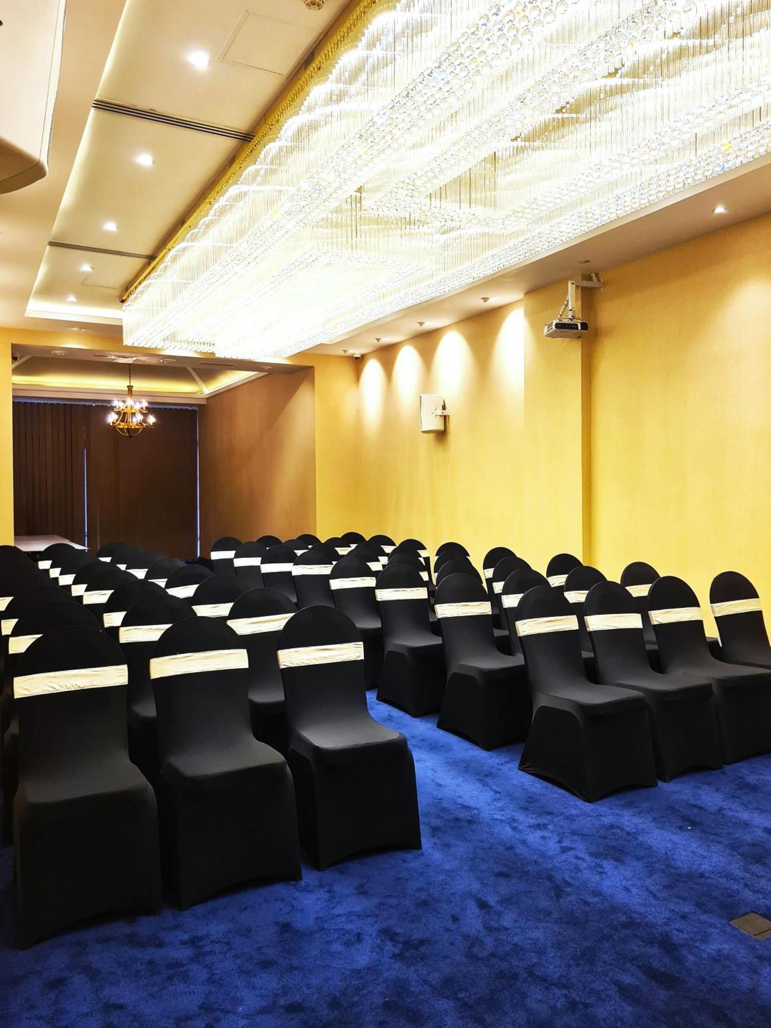 Fairway Colombo - Sri Lanka'S First Hotel With Robot Technology Exterior photo