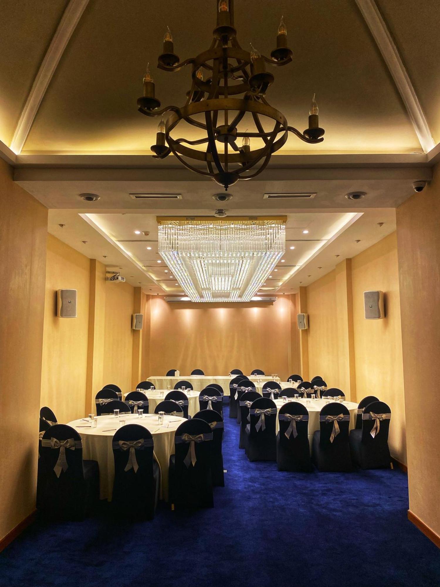 Fairway Colombo - Sri Lanka'S First Hotel With Robot Technology Exterior photo