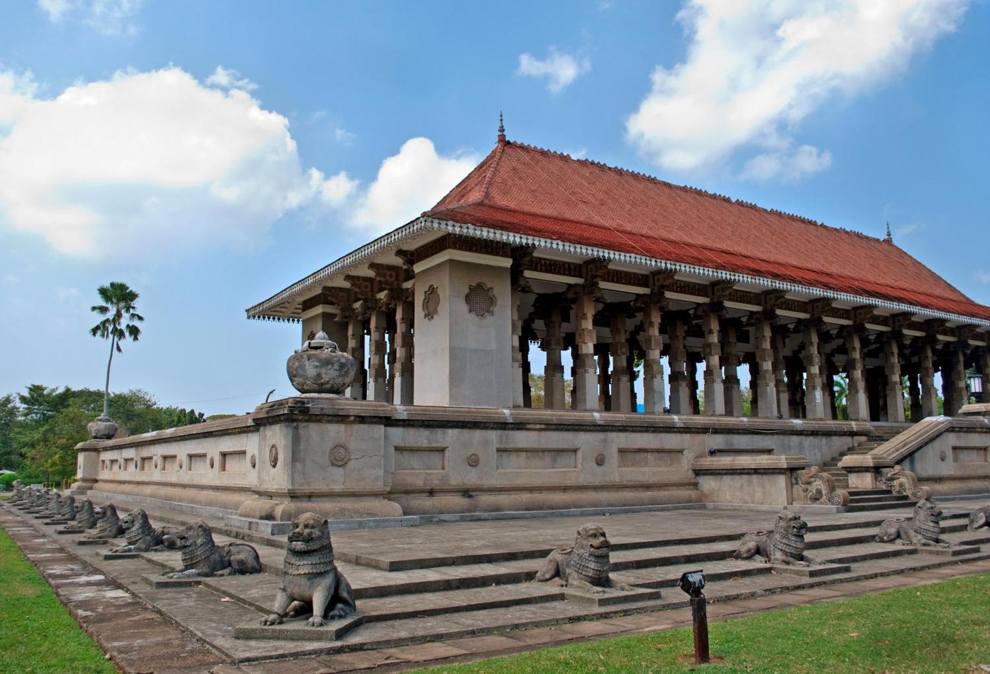 Fairway Colombo - Sri Lanka'S First Hotel With Robot Technology Exterior photo