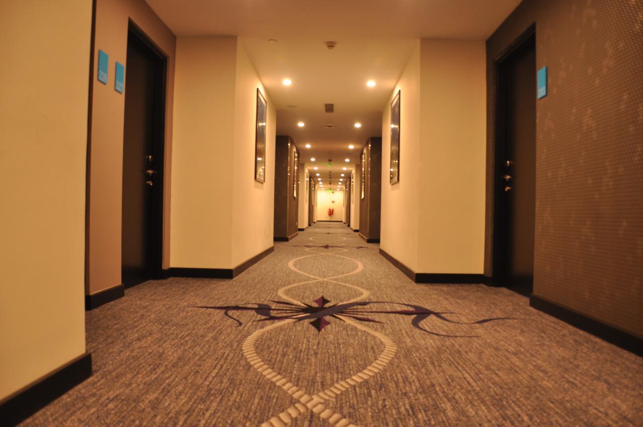 Fairway Colombo - Sri Lanka'S First Hotel With Robot Technology Exterior photo