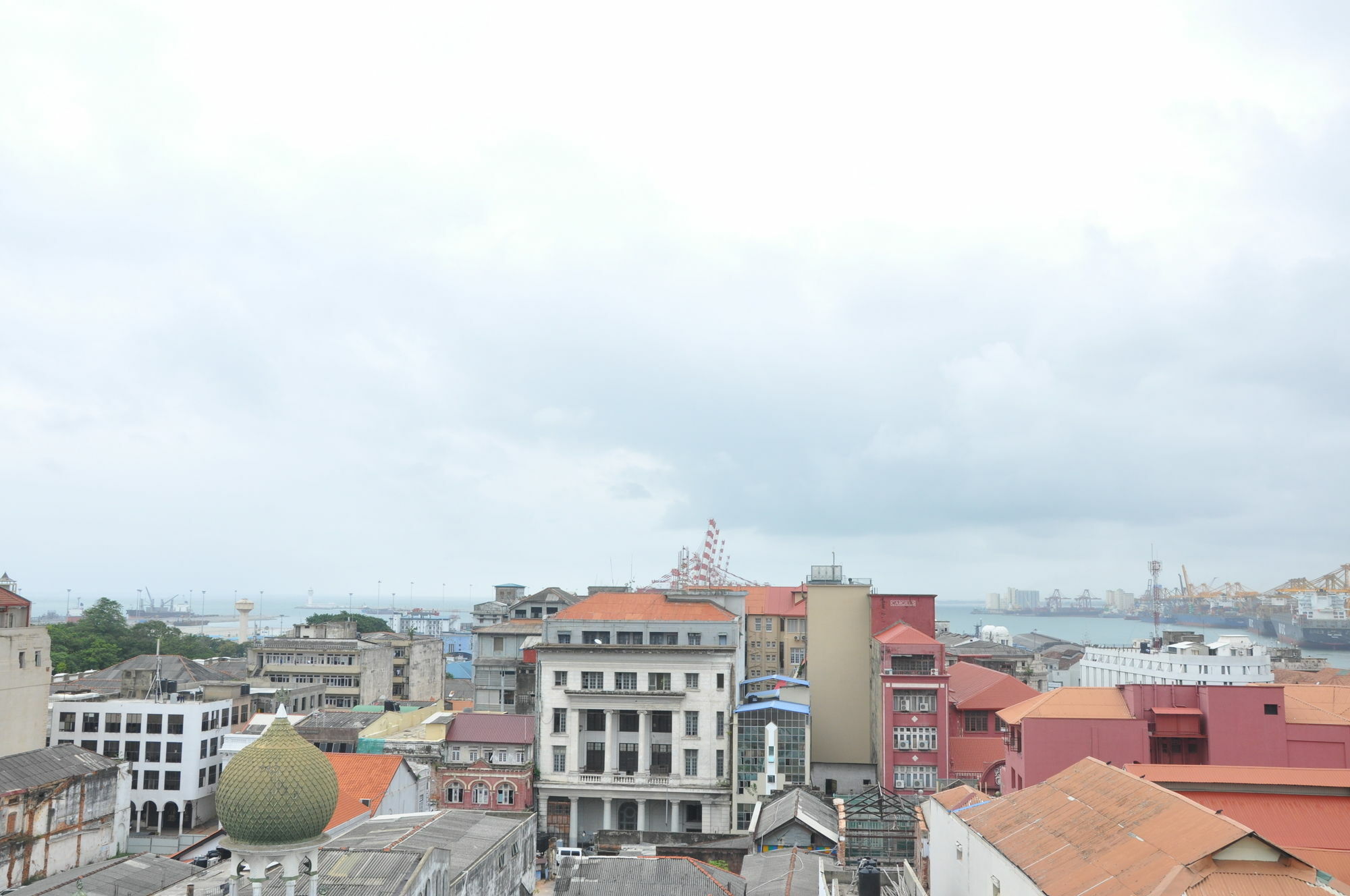 Fairway Colombo - Sri Lanka'S First Hotel With Robot Technology Exterior photo