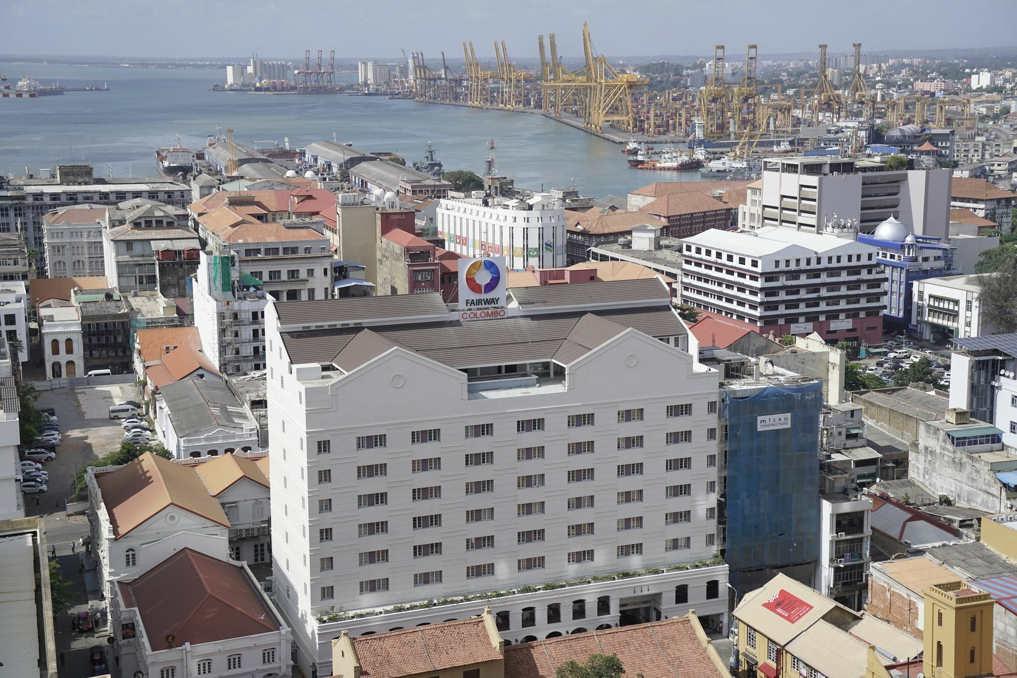 Fairway Colombo - Sri Lanka'S First Hotel With Robot Technology Exterior photo